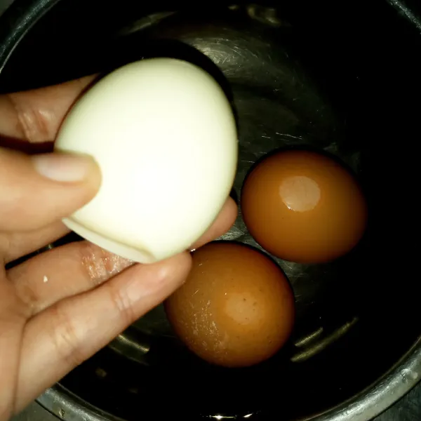 Setelah sudah tidak panas lagi kupas telur seperti biasa.
