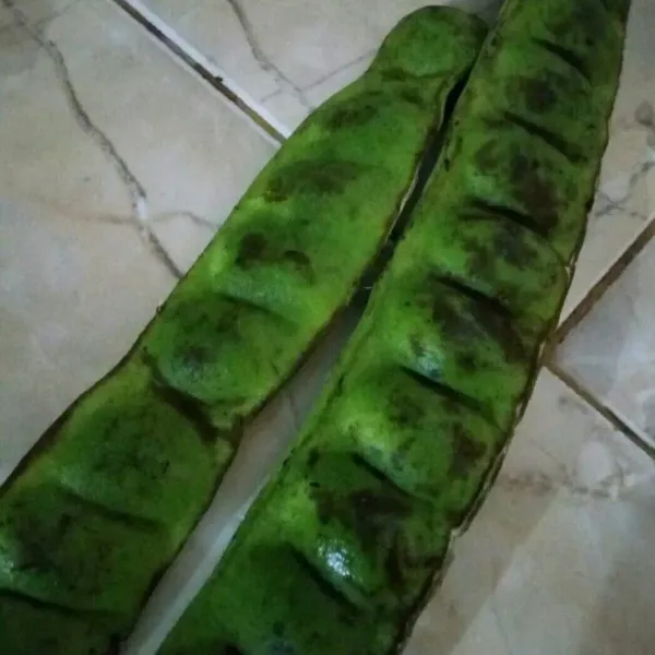 Siapkan pete segar. Kemudian kupas hingga bersih dari kulit arinya.