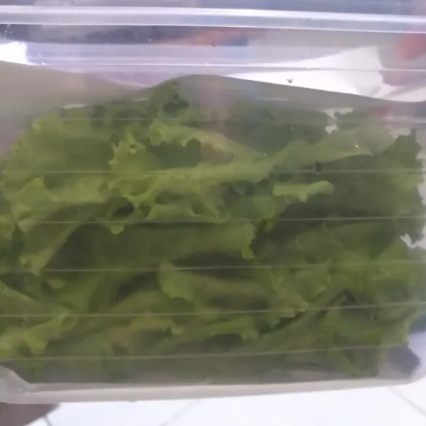 Beri potongan kertas/tissue dapur di bagian atasnya kemudian tutup.