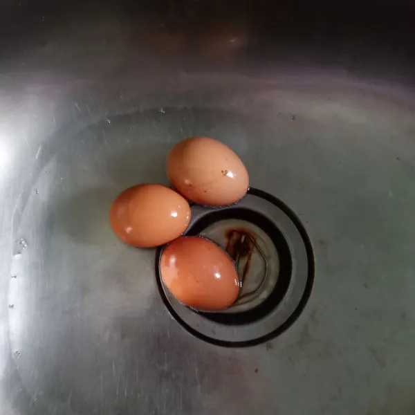 Cuci bersih telur terlebih dulu dengan hati-hati.