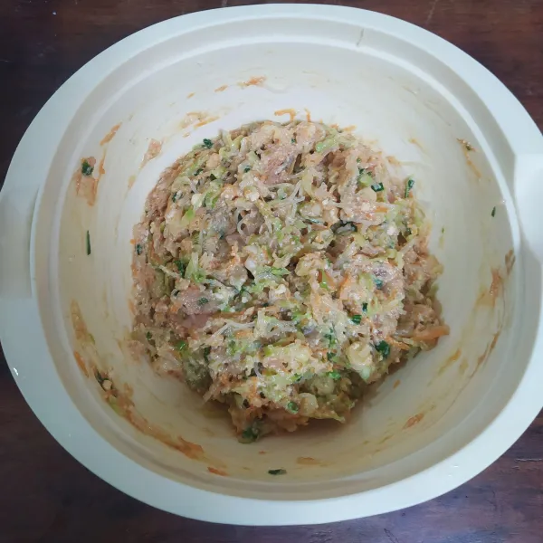 Campur semua bahan isian mandu dan bumbu-bumbunya.