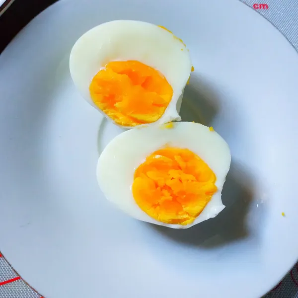 Telur rebus siap disajikan. Jika suka bagian kuningnya meleleh perpendek waktu istirahatnya (setelah api dimatikan) menjadi 5-6 menit saja.