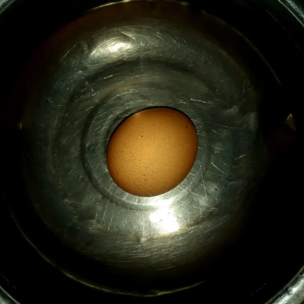 Setelah 8 menit pindahkan telur ke air dingin.