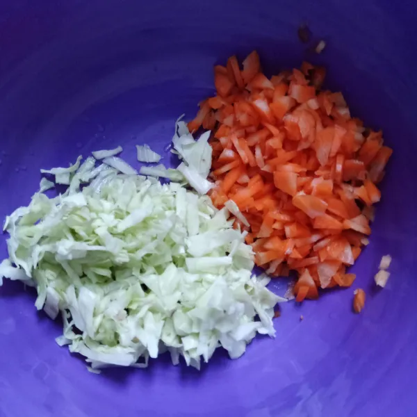 Siapkan wortel dan kubis yang telah direndam air panas selama 10 menit