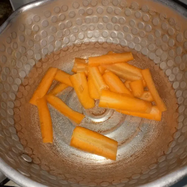 Rebus wortel sebentar lalu tiriskan.