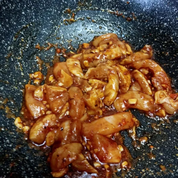 Tumis ayam selama 5-7 menit aduk rata.