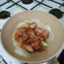 Masukan irisan ayam yang sudah dilumuri bumbu, aduk.