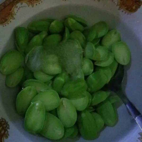Masukkan pete ke dalam mangkuk berisi air dingin dan es batu. Diamkan sebentar selama 5 menit.