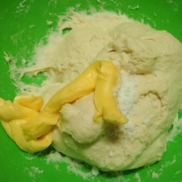Tambahkan butter dan garam uleni hingga kalis elastis.