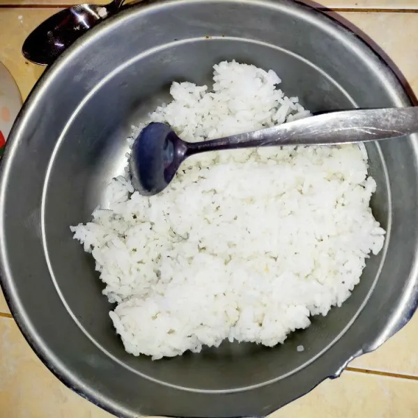 Siapkan nasi putih. Dinginkan sebentar.