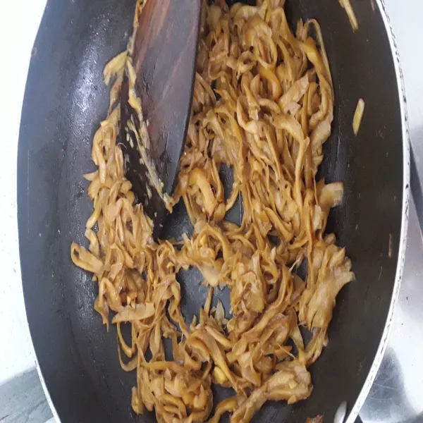 Masak jamur hingga air menyusut. Jika sudah menyusut, beri kecap manis, aduk rata dan koreksi rasa. Jika rasa sudah pas, angkat dan sisihkan.