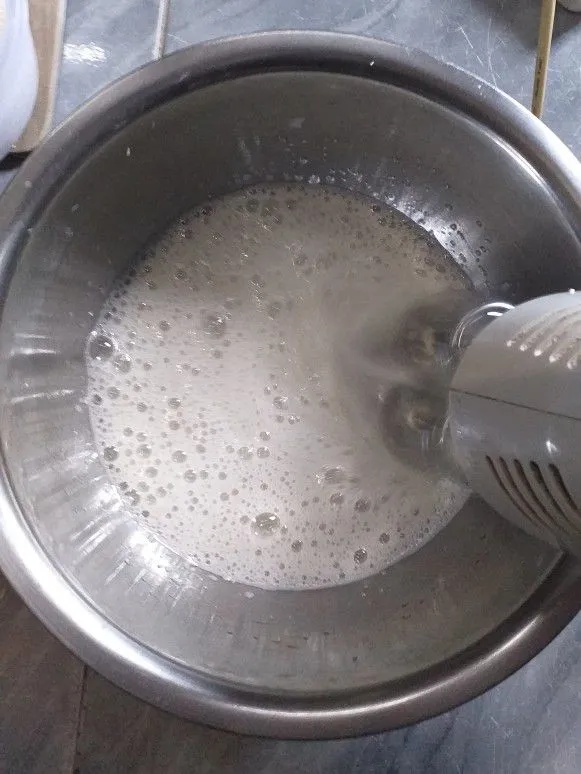 Mixer putih telur dan gula dengan kecepatan tinggi. Masukkan gula secara bertahap sambil terus di mixer.