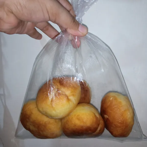 sisa donat yang belum di makanan jangan diberi gula halus dahulu,masukkan kedalam plastik agar awet empuknya. Jika esok hari hendak dimakan baru gulingkan kedalam gula halus (jika digulingkan ke gula halus baru disimpan dalam plastik maka donat akan sedikit mengeras efek dr gula nya). Semoga Bermanfaat dan selamat mencoba..