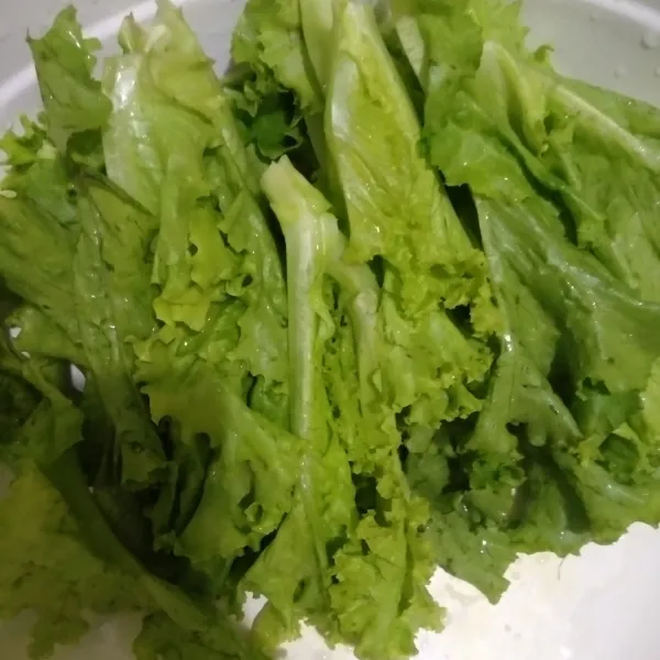 Buang akar selada, lalu cuci bersih dan tiriskan.