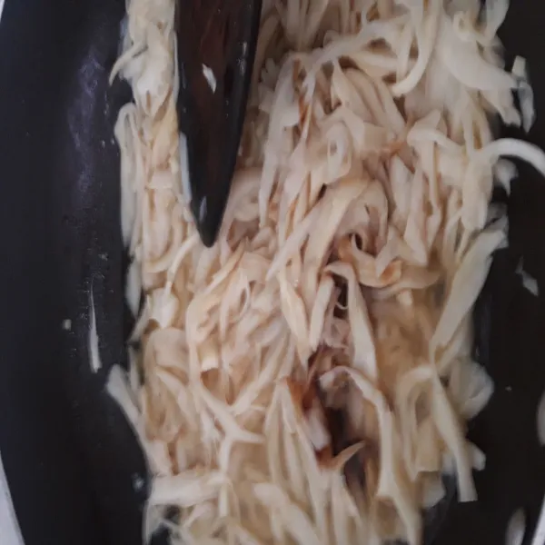 Masukkan suwiran jamur ke dalam tumisan lalu aduk rata dan beri sedikit air. Masukkan saus tiram, kecap asin, dan kaldu bubuk.