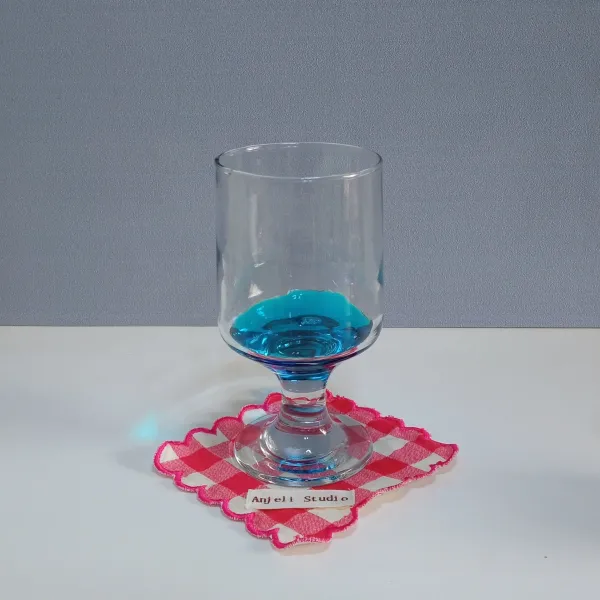 Tuang sirup blue curacao dalam gelas.