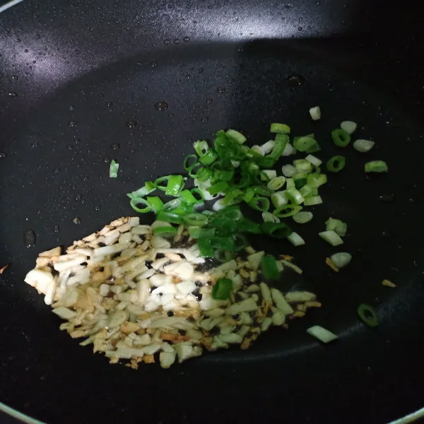 Tumis bawang putih yang telah dicincang hingga harum, lalu masukkan irisan daun bawang. Sisihkan sedikit daun bawang untuk taburan diatas tahu nanti.
