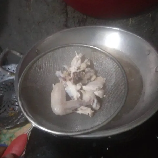 Tiriskan ayam lalu didihkan 1 liter air. Rebus kembali ayam dengan api kecil hingga mengeluarkan minyak.
