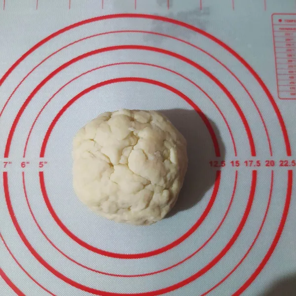 Campur bahan kulit mandu lalu aduk dengan centong. Setelah agak dingin, uleni dengan tangan dan diamkan selama 15 menit ditutup dengan kain bersih atau plastik wrap.