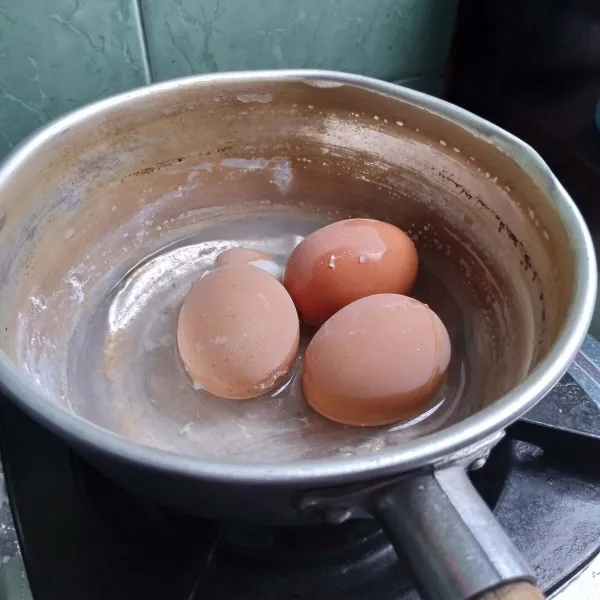 Masukkan telur dan rebus 15-20 menit, tiriskan.