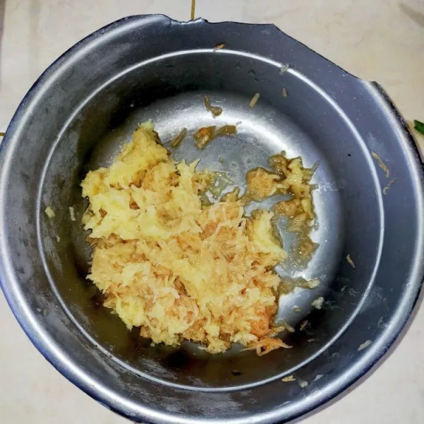 Parut kentang. Sisihkan.
