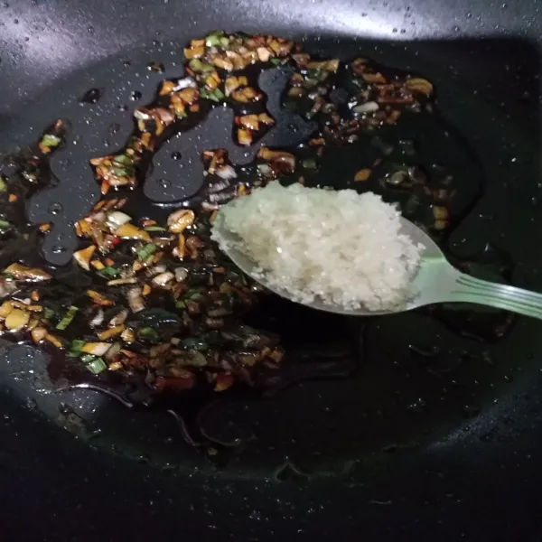 Tambahkan kecap manis, kecap asin, gula, dan sedikit air agar tidak terlalu kental.