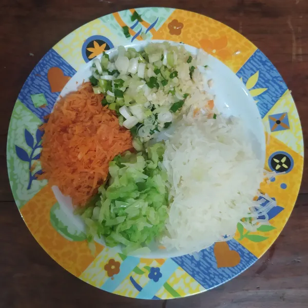 Untuk isian, rebus kubis sebentar agar layu namun masih kehijauan kemudian iris tipis. Parut wortel dengan parutan keju. Rebus bihun jagung, tiriskan dan gunting-gunting. Iris tipis menyerong untuk daun bawang dan potong cincang halus bawang putih.