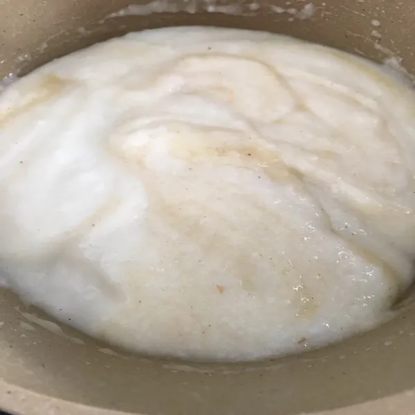 Masak bubur hingga mendidih dengan diberi garam dan kaldu bubuk.