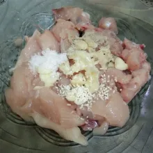 Tambahkan bawang putih, garam, merica bubuk, dan kaldu jamur, aduk rata.