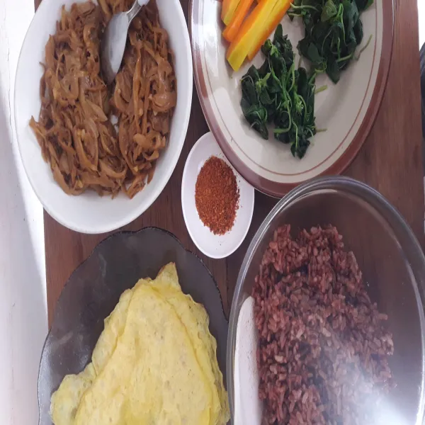 Siapkan,2 lembar nori, bayam dan wortel yang telah direbus, telur dadar tipis, dan cabe bubuk (opsional jika suka pedas)