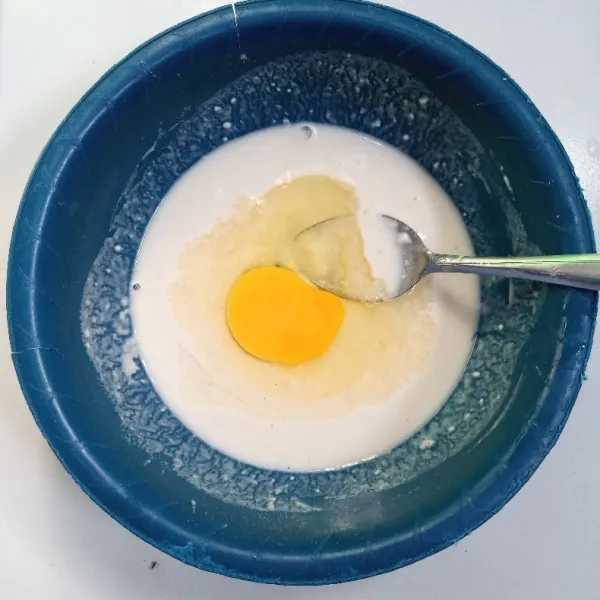 Campur tepung terigu, air, garam, dan lada bubuk. Aduk rata, kemudian tambahkan telur. Aduk kembali sampai tercampur rata.