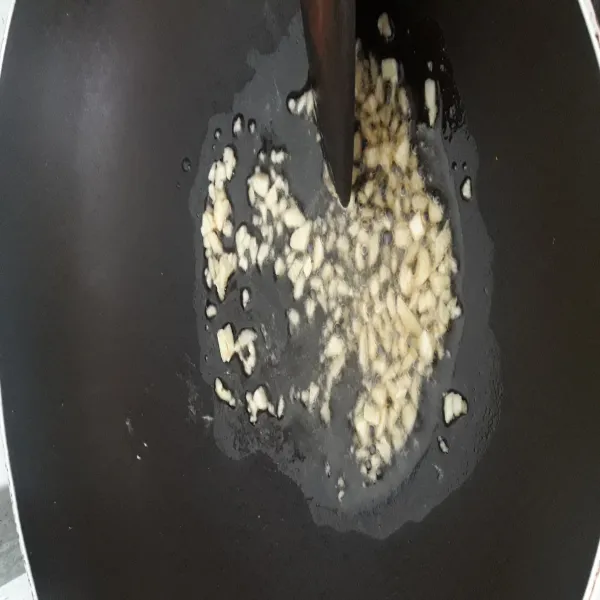 Tumis dengan minyak wijen dan bawang putih yang sudah dicincang hingga harum