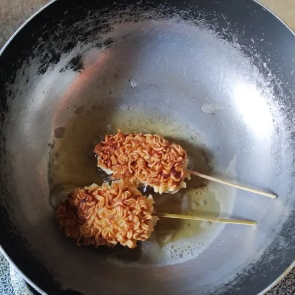 panaskan minyak, goreng tokkebi dengan api sedang kecil hingga matang kecoklatan, sajikan dengan saus sambal atau mayonaise sesuai selera.