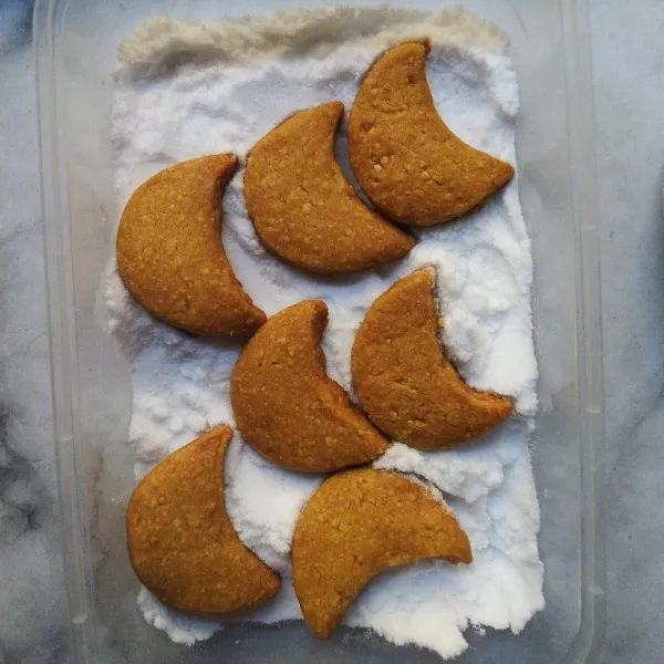 Panggang hingga matang. Saat masih hangat balur dengan gula donat.