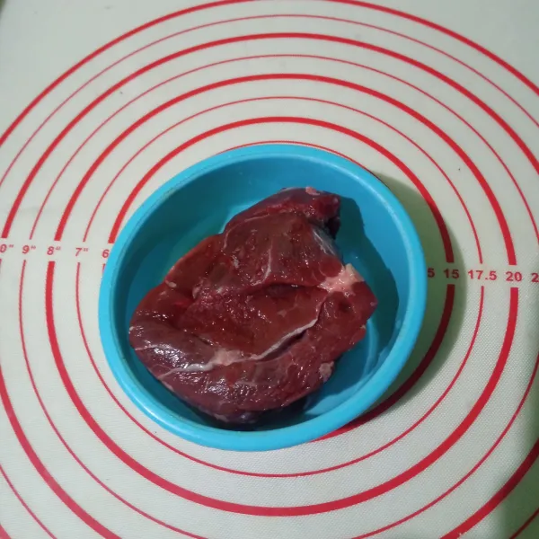 Bekukan daging sapi dalam freezer selama 1.5 - 2 jam atau sampai didapat daging yang cukup beku tapi belum sampai membatu.