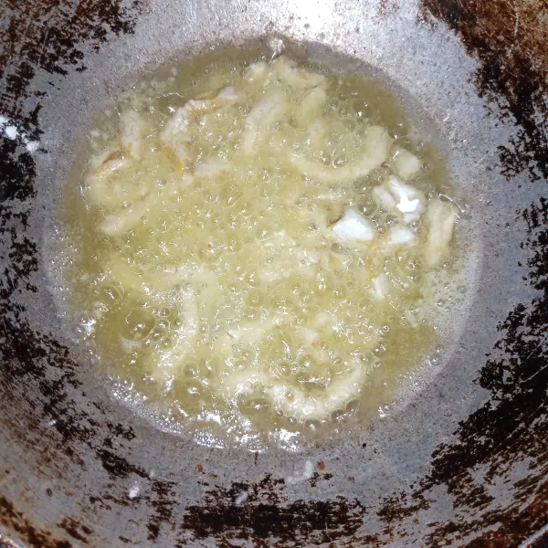 panaskan minyak goreng secukupnya (untuk menggoreng jangan terlalu banyak agar tidak banyak membuang minyak). Masukkan usus yang sudah dibalur tepung beras