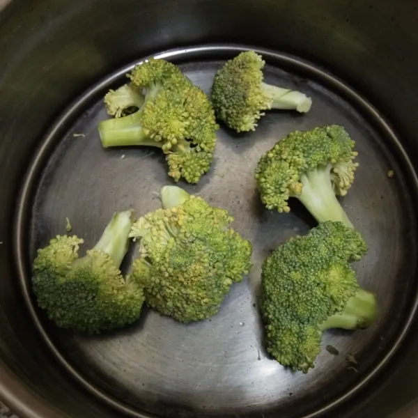 potong brokoli sesuai tangkai masing - masing