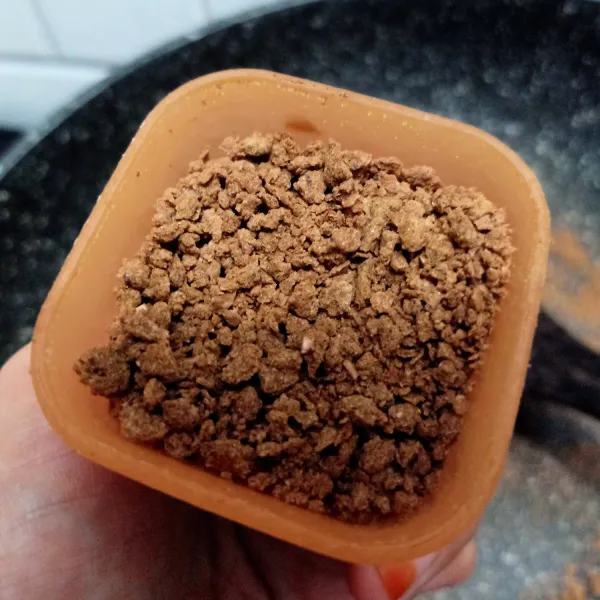 Setelah dingin baru disimpan kalian bisa hancurkan lebih alus jadinya kaya kaldu bubuk gitu simpan dan siap dipakai.