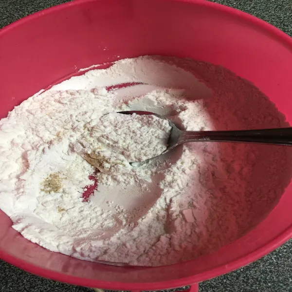 Campur jadi satu bahan tepung lalu tambahkan lada bubuk dan garam, aduk rata.