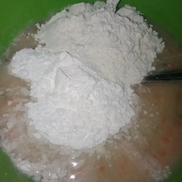 Masukkan bahan tepung dan aduk merata hingga tekstur adonan seperti adonan kulit risol
