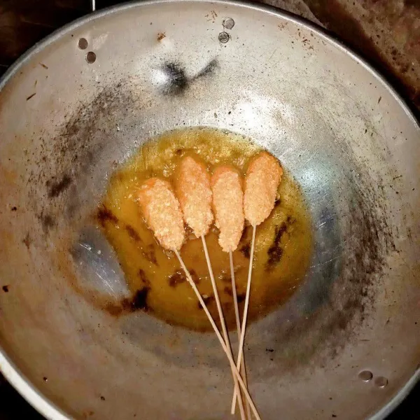 Panaskan minyak lalu goreng Corndog dengan api kecil sampai berwarna kuning keemasan. lalu angkat dan sajikan. Bisa ditambahkan pelengkap seperti saus tomat, saus sambal, atau mayonaise agar lebih nikmat.