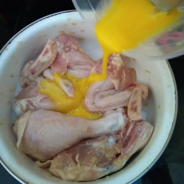 Ambil ayam dari kulkas. Masukkan telur yang sudah dikocok lepas. Campur rata.
