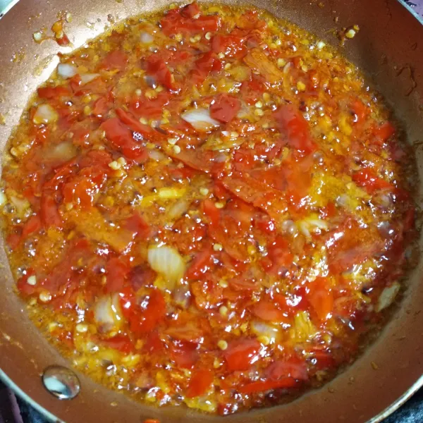 Masak hingga wangi dan siram ke dendeng yang sudah matang.