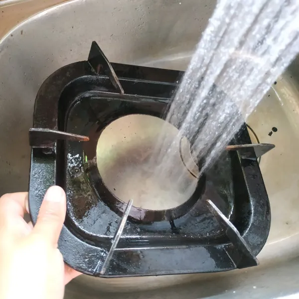 Cuci dengan sabun cuci piring, lalu bilas dengan air bersih.