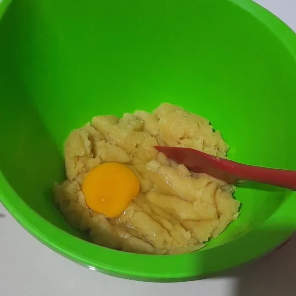 Kemudian masukkan telur 1 per 1 sambil di aduk rata dengan spatula