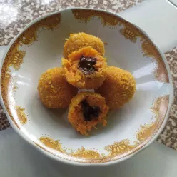 Bola Ubi Kuning Isi Coklat