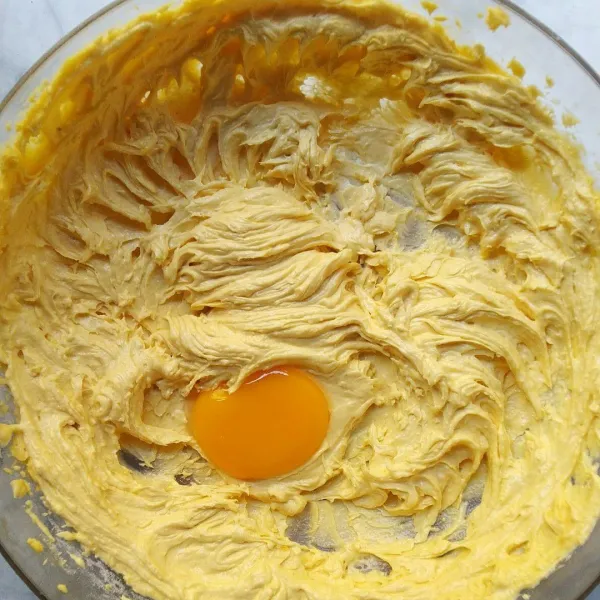 Tambahkan kuning telur, lalu mixer lagi hingga tercampur rata.