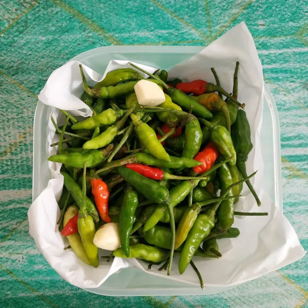 Tambahkan bawang putih yang telah dipotong jadi 2.