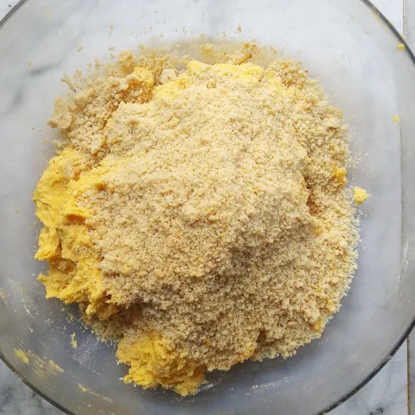 Tambahkan kacang tanah ke dalam adonan, lalu aduk rata.