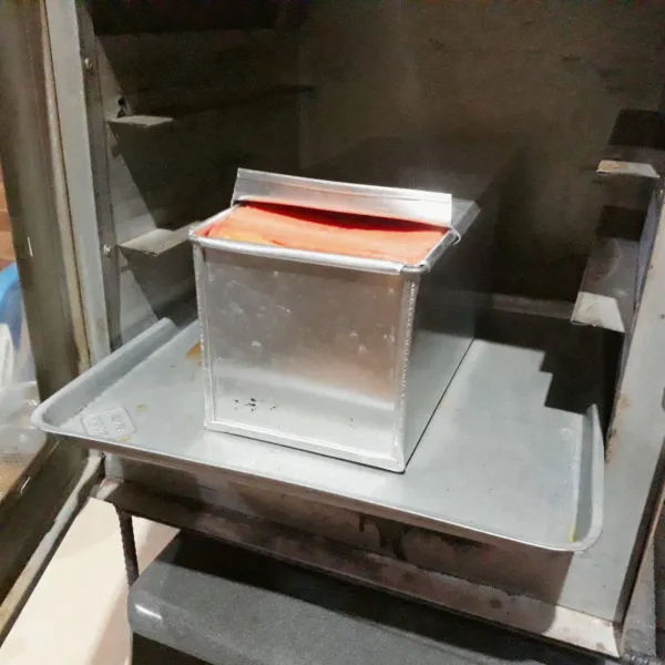 Oven dengan api sedang hingga matang. 40 menit rak bawah dan 20 menit rak atas, tergantung oven masing-masing ya. Keluarkan dari cetakan, potong setelah dingin.